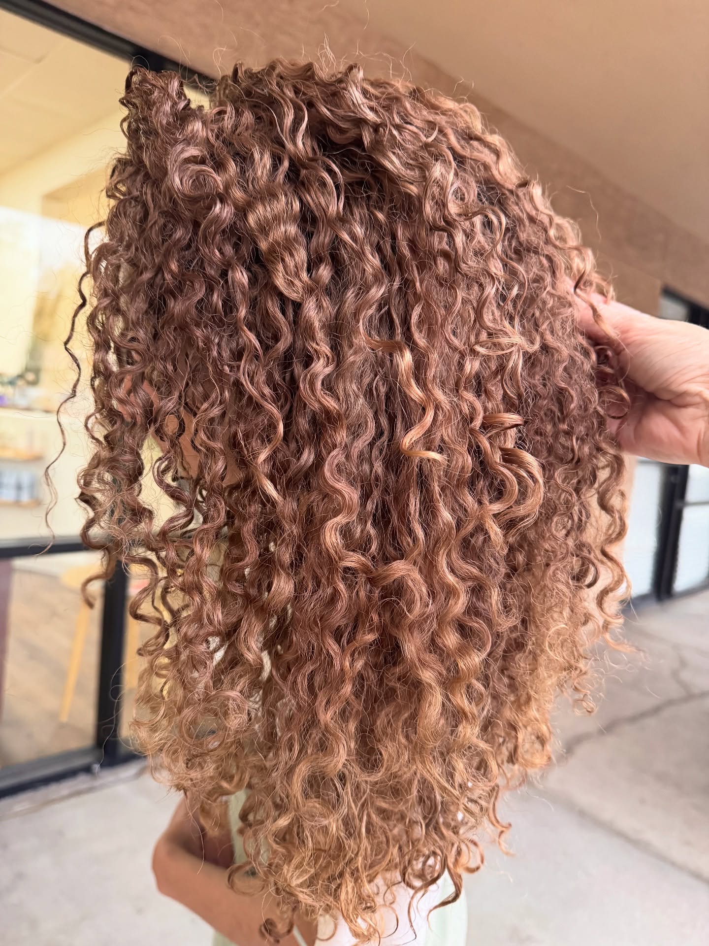 We took this beauty from a rich, deep tone to a luminous caramel that totally brings her curls to life! 🤎➡️🍯✨
This transformation is all about bringing in some glow while honoring her natural texture- something that we don’t see enough of!

Check us out via the link in our bio 📲