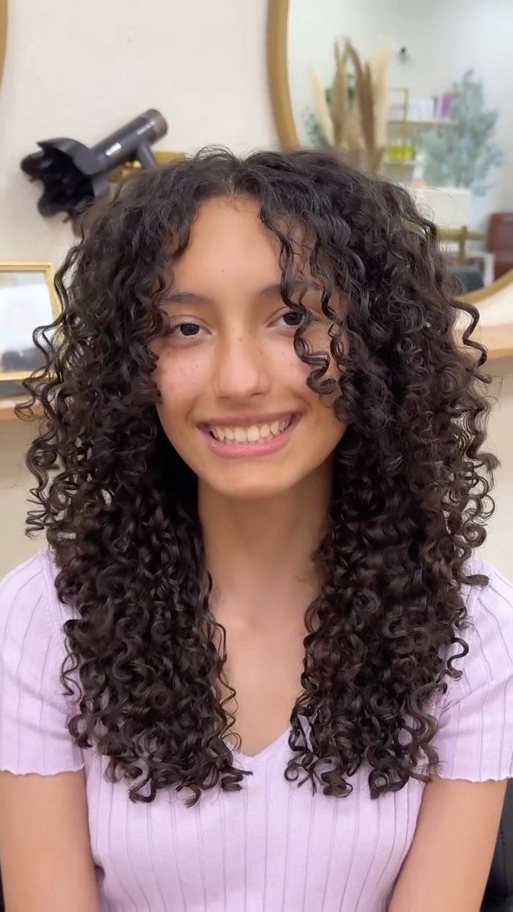 Curly girls—don’t fear the gel cast crunch! 

Here at CGW salon, our dry cuts are made for your natural texture, giving shape, bounce & definition.
The crunchy cast? Super easy to soften—no extra product needed! ✨
As one of our most popular services, the dry cut is a quick and easy way to get you in and out, and our returning clients love it! 💗