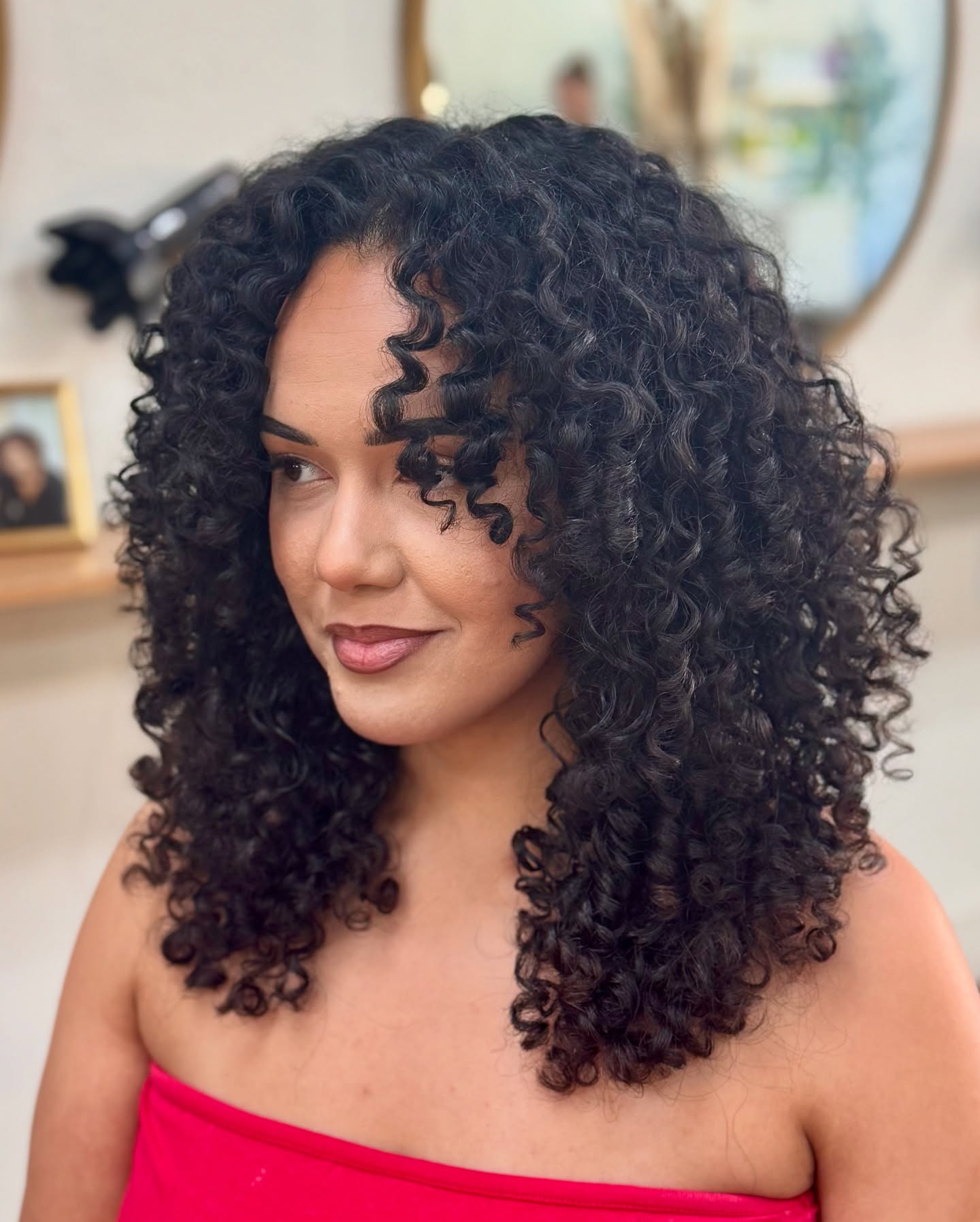 Looking for a change in shape? 
Even a small clean up can make a big difference in the look of your curls! ✂️