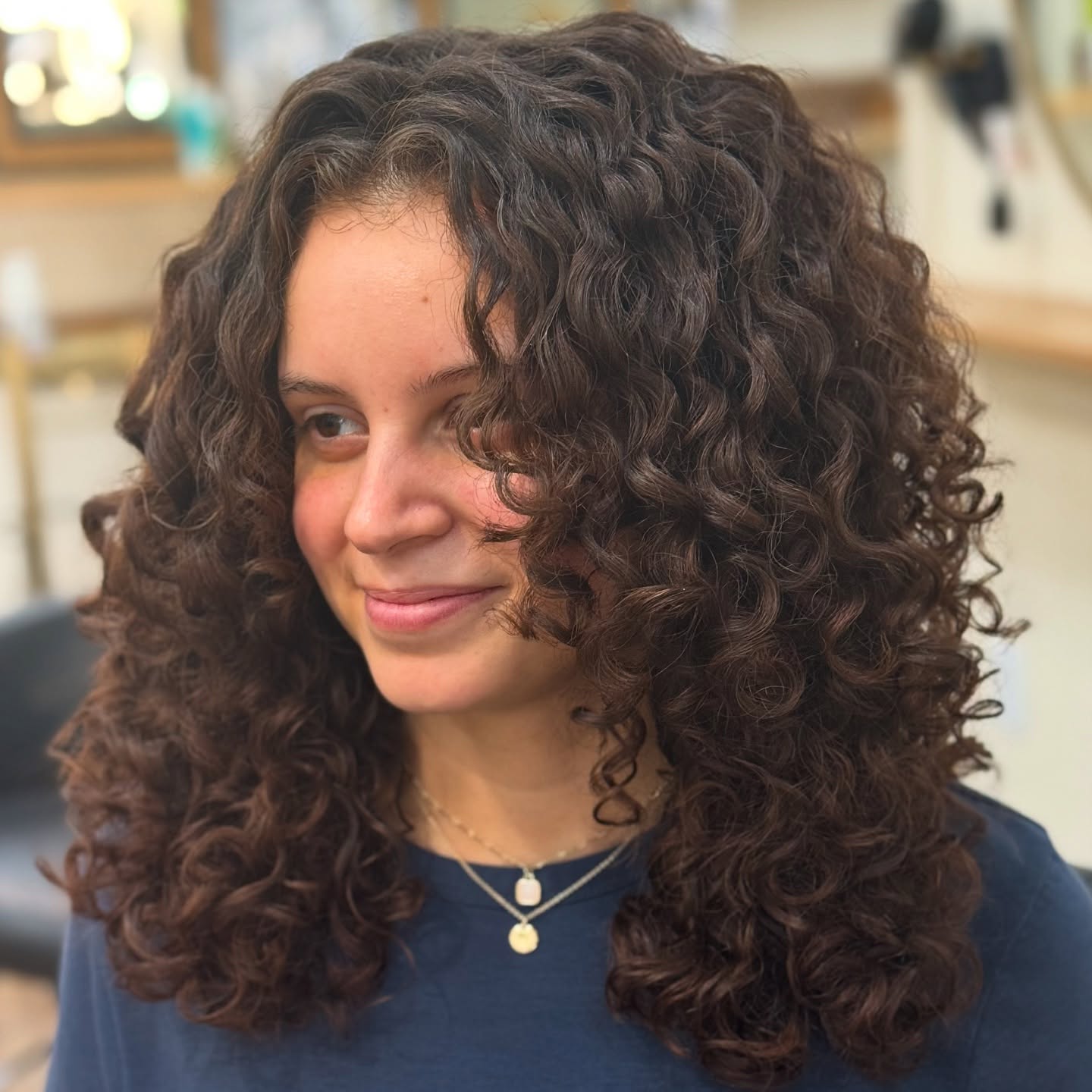 This session was all about enhancing the natural curl pattern, adding shape, and giving those curls the love they deserve. 🌀

Swipe to see the before — proof that with the right cut and care, curls can give even more bounce than you think! 💗