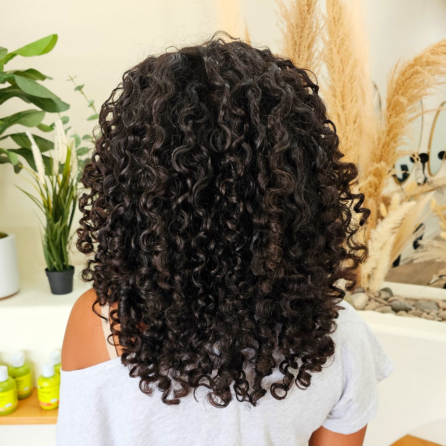 Want curls that pop and stay bouncy all day? Start with hydration! 💧
The trick to soft, defined curls is all about giving them the moisture they crave. Here’s how:

1️⃣ **Spray with water**: Mist curls with water to refresh and hydrate in-between your wash days. You don’t need a heavy leave-in, you’re keeping it simple!
2️⃣ **Utilize a smoothing technique**: Use your hands to distribute moisture evenly and define each curl by smoothing them with your palms or fingers ( we show you how in our Discover Your Curls service 😉✨)
3️⃣ **No heat**: Avoid excessive heat styling. Curls thrive when they’re left to air dry or gently diffused. 
4️⃣ **Skip the heavy oils**: While oils can be great for your skin, they can weigh down curls. and cause dehydration over time. Go for a lightweight, curl-friendly serum or cream for the perfect bounce.

💖