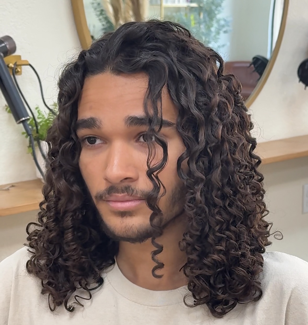 Guys are rocking the curls lately — and we’re here for it! Men’s natural texture is taking center stage all over our feeds, and we couldn’t be happier! 

Looking to grow your length out and learn how to best style your locks? Come see us, check out the link in our bio to get started! 🔗